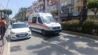 Manavgat ilçesinde bir yolcu minibüsü Alman turiste yol verdiği esnada