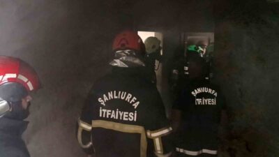 Şanlıurfa’nın işlek caddelerinden Sarayönü Caddesi’nde bulunan bir apartmandan yükselen dumanlar