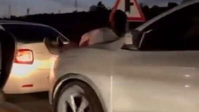 Bir vatandaş, Bursa’da yolda kalan aracı çekmek için başka bir