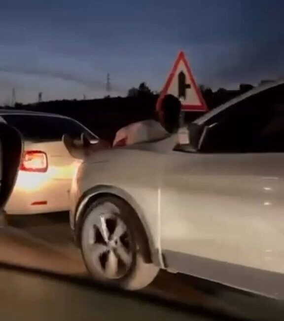 Bir vatandaş, Bursa’da yolda kalan aracı çekmek için başka bir