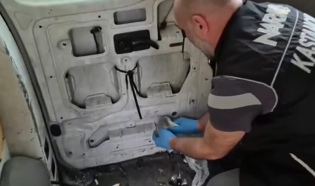 Kastamonu’da polis ekipleri tarafından bir araçta gizlenmiş uyuşturucu madde bulundu.