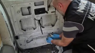 Kastamonu’da polis ekipleri tarafından bir araçta gizlenmiş uyuşturucu madde bulundu.