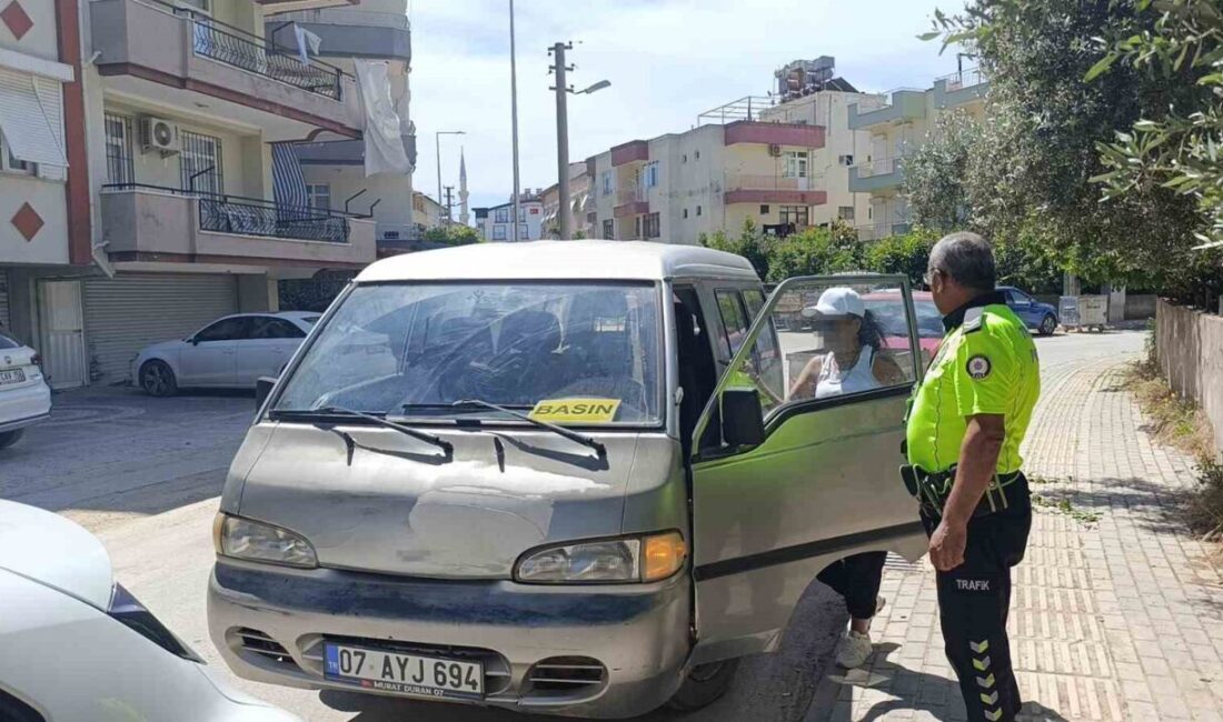 Manavgat ilçesinde bir sürücü, kullandığı aracın camına yerleştirdiği “Basın” ibaresi