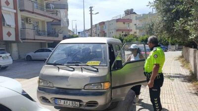 Manavgat ilçesinde bir sürücü, kullandığı aracın camına yerleştirdiği “Basın” ibaresi