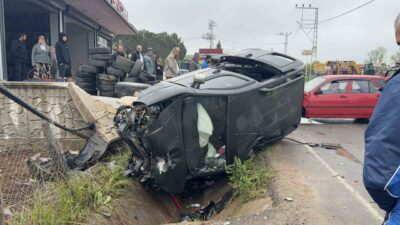 Kandıra ilçesinde meydana gelen trafik kazasında, iki aracın çarpışması sonucu