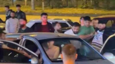 Karabük’ün 100. Yıl Mahallesi’nde yaşanan olayda, bir grup tarafından araçta