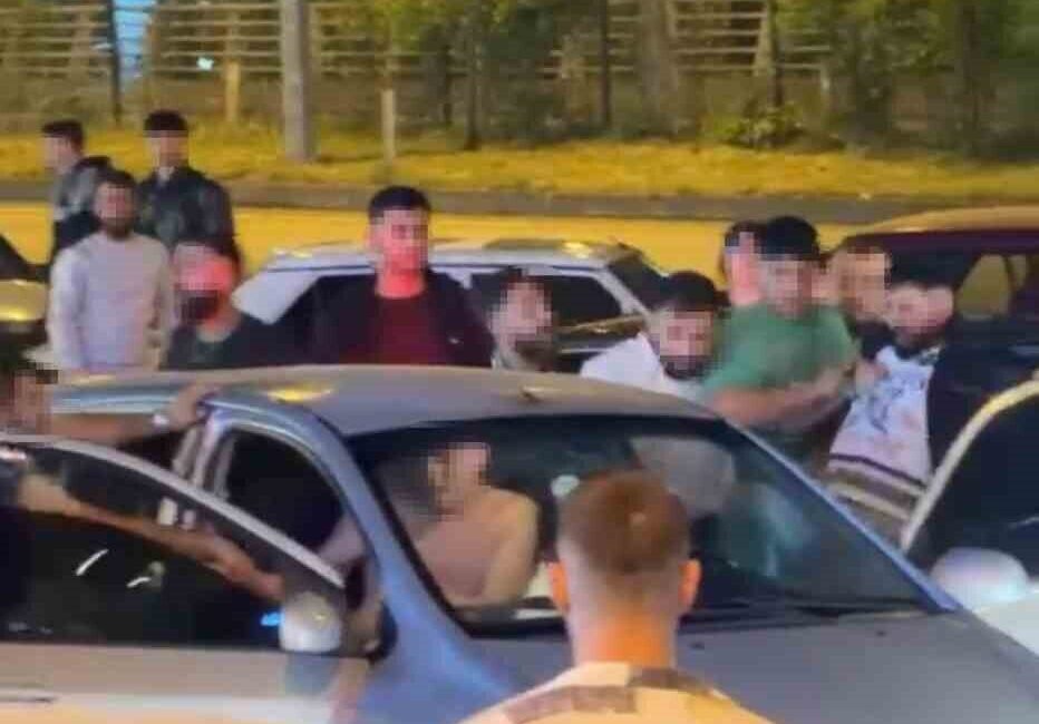 Karabük’ün 100. Yıl Mahallesi’nde yaşanan olayda, bir grup tarafından araçta