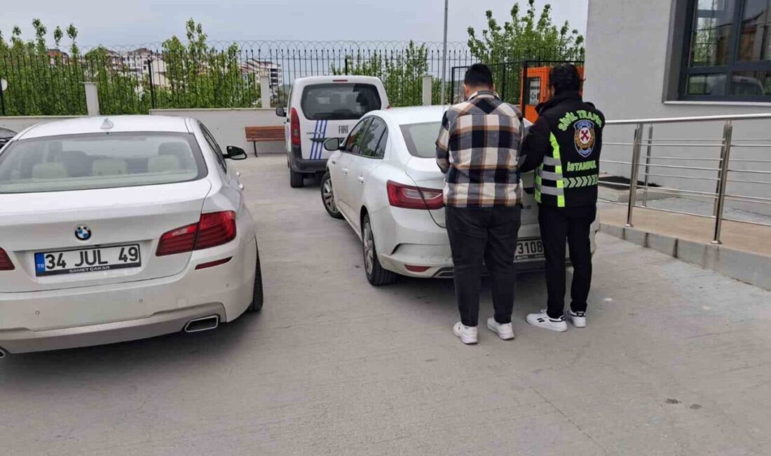 Arnavutköy ilçesinde trafikte tehlikeli bir şekilde manevra yaparak ilerleyen bir