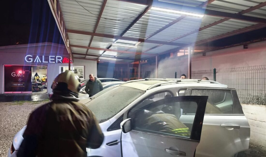 Hatay’ın Arsuz ilçesine bağlı Karaağaç Mahallesi’nde park halindeyken motor bölümü