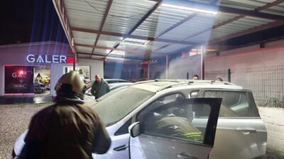Hatay’ın Arsuz ilçesine bağlı Karaağaç Mahallesi’nde park halindeyken motor bölümü