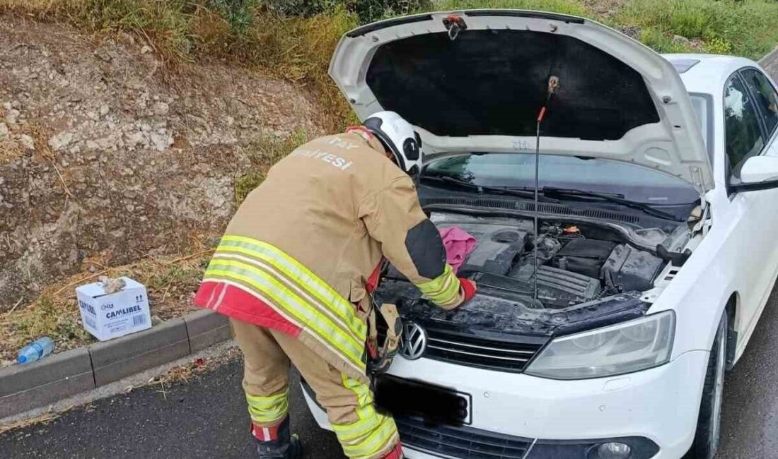 Hatay’ın Arsuz ilçesinde, Uluçınar Mahallesi’nde park halindeki bir otomobilin motor