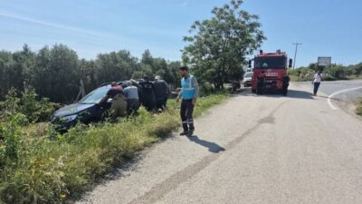 Arsuz ilçesinde meydana gelen bir kazada sürücü, aracın şarampole devrilmesi