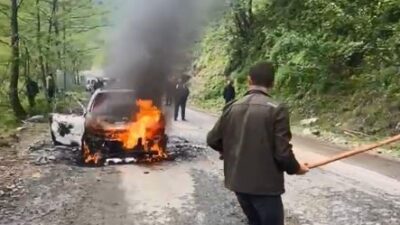 Artvin’in Borçka ilçesinde seyir halinde olan bir araç, motor kısmından