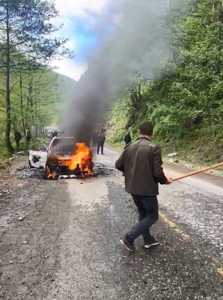 Artvin’in Borçka ilçesinde seyir halinde olan bir araç, motor kısmından