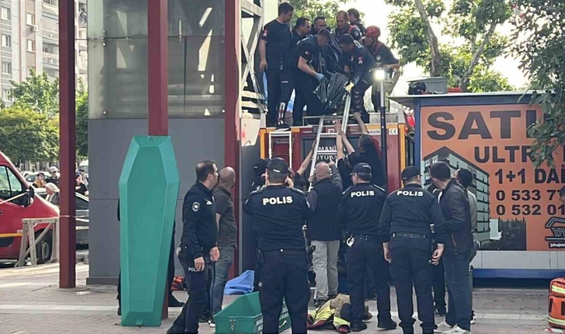 Manisa’nın Yunusemre ilçesinde, bir genç yaya üst geçidinin asansöründe sıkışarak