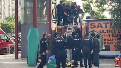 Manisa’nın Yunusemre ilçesinde, bir genç yaya üst geçidinin asansöründe sıkışarak