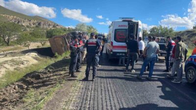 Ürgüp ilçesinde, bir kamyon şarampole devrildi ve sürücü yaralandı. Olay,