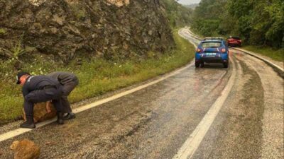 İnhisar ilçesinde meydana gelen şiddetli yağışın ardından Karadere mevkiinde yolun