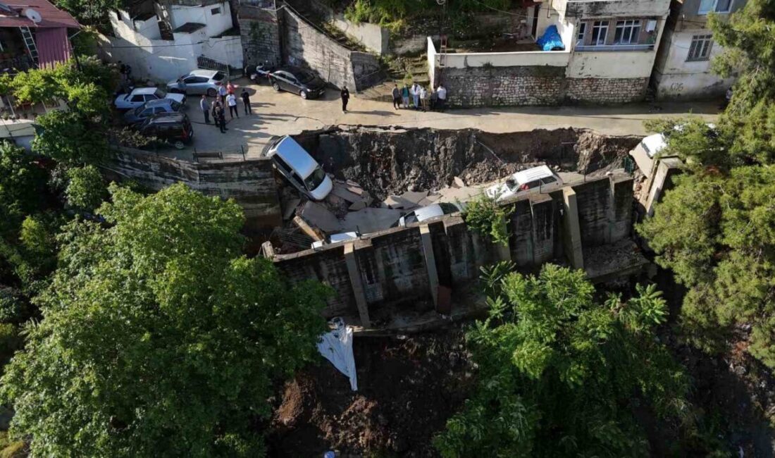 Hatay ilinde aşırı yağışların yol açtığı çökme sonucu 5 araç