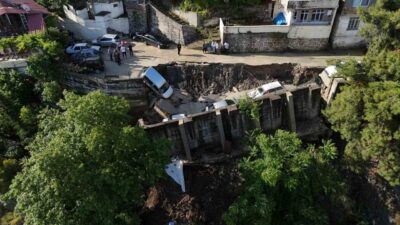 Hatay ilinde aşırı yağışların yol açtığı çökme sonucu 5 araç