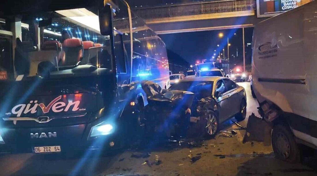 İstanbul’un Ataşehir mevkisinde, D-100 Karayolu’nda meydana gelen kazada alkollü bir