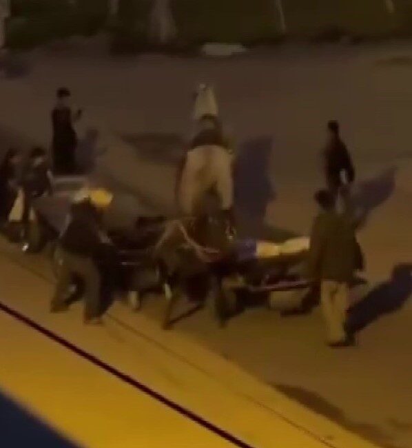 Adana’da kimlikleri belirsiz bir grup şahıs, Bahçelievler Mahallesi’nde bulunan Yüreğir