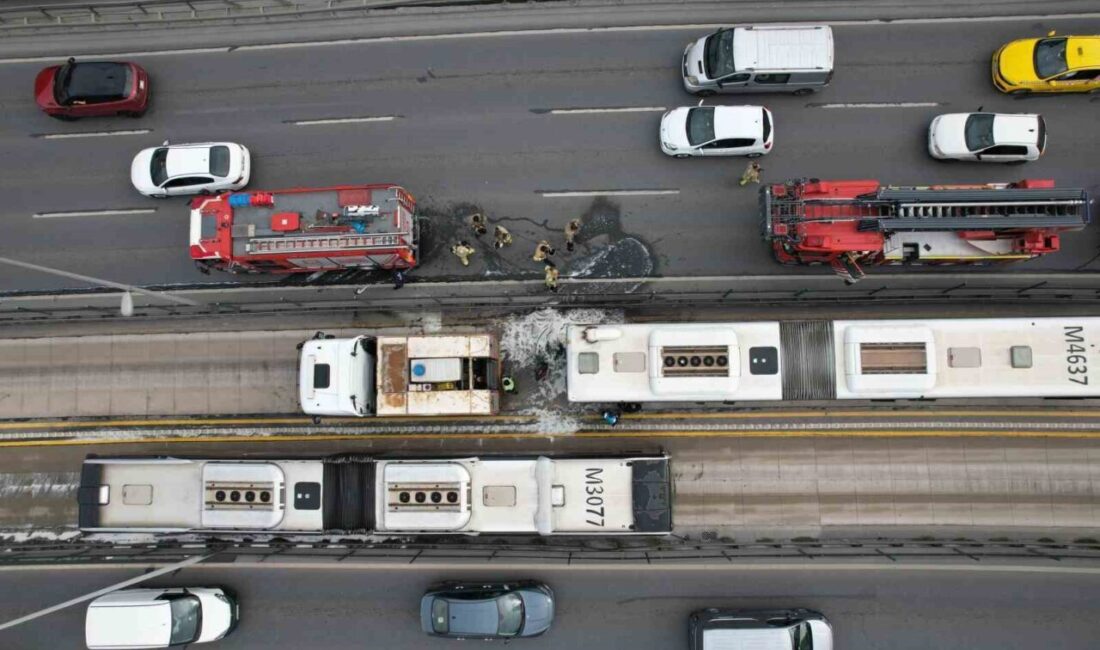 Avcılar’da bir metrobüsün motor kısmında yangın çıktı ve yolcular hızla
