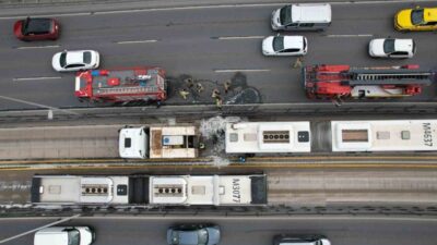 Avcılar’da bir metrobüsün motor kısmında yangın çıktı ve yolcular hızla