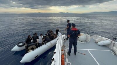 Kuşadası, Aydın ilçesinde 19 düzensiz göçmen, sürüklenen bir lastik bottan