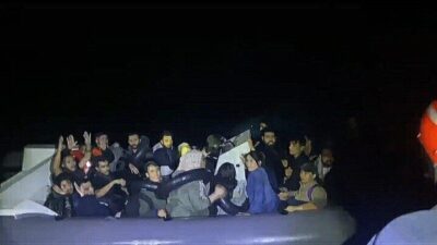 Didim ilçesinde Sahil Güvenlik ekipleri, lastik bir bot içinde bulunan