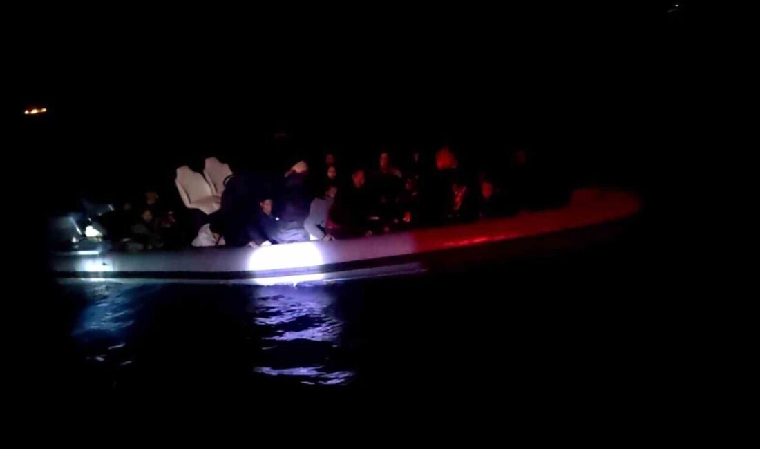 Kuşadası ilçesinde, Sahil Güvenlik Botu (TCSG-4) tarafından bir lastik botun