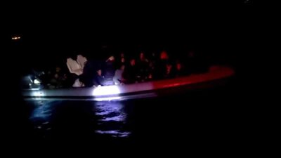 Kuşadası ilçesinde, Sahil Güvenlik Botu (TCSG-4) tarafından bir lastik botun