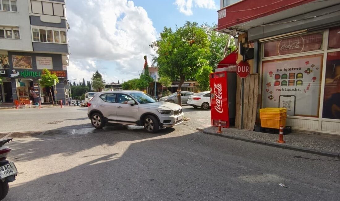 Aydın’ın Efeler ilçesinde bir sürücü, aracını iş çıkışı yoğunluğunda yol