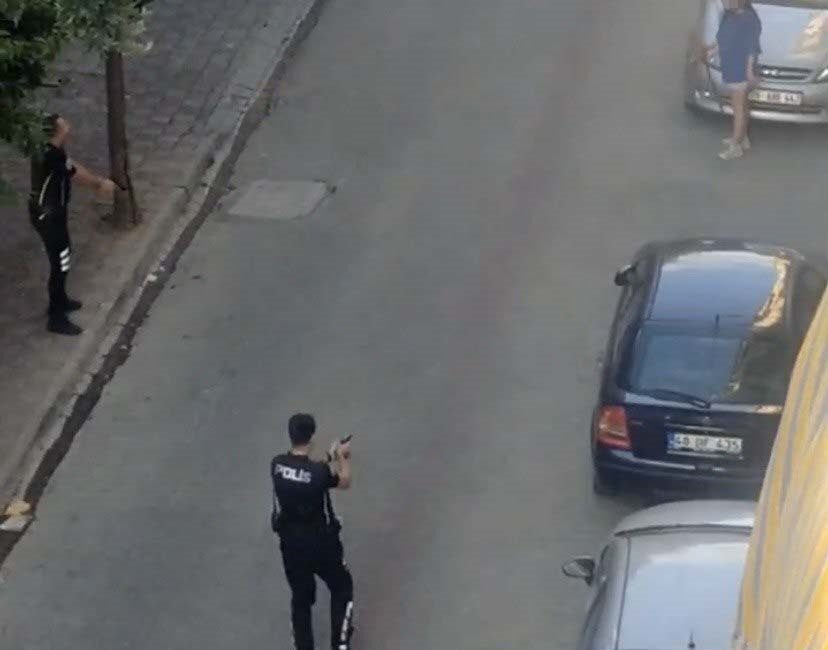 Aydın’ın Efeler ilçesinde bir genç kız, samuray kılıcıyla sokak ortasında