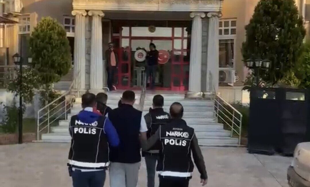 Aydın’ın Didim ilçesi açıklarında Sahil Güvenlik ekipleri tarafından durdurulan bir