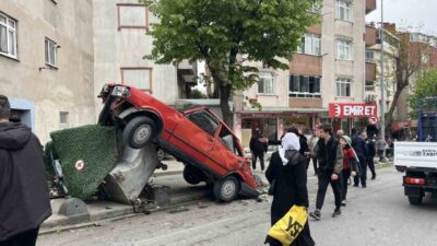 İstanbul’un Bağcılar ilçesinde freni boşalan bir kamyon, park halindeki 6