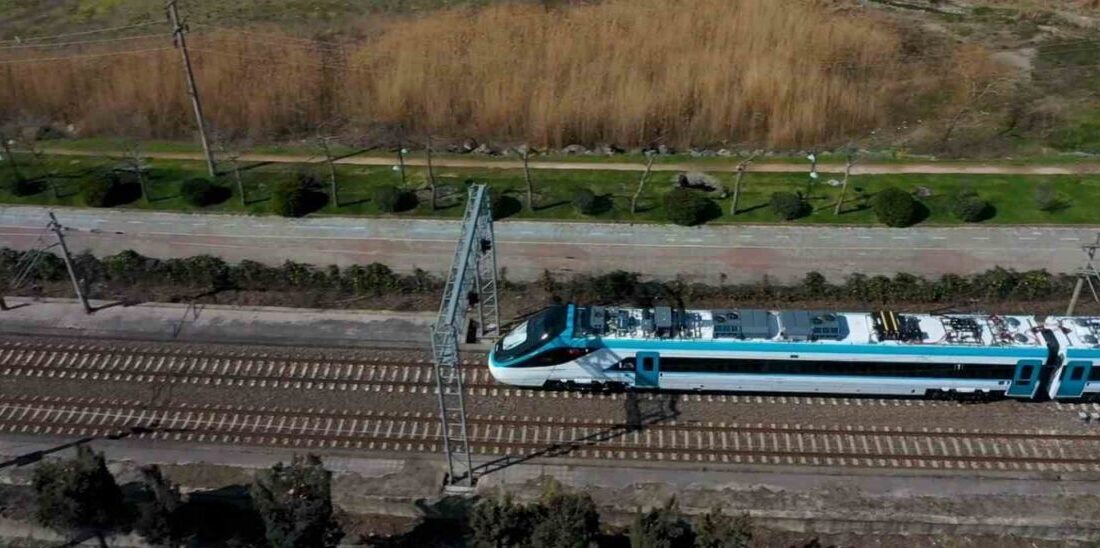 Türkiye’nin ilk hızlı treninin testlerinin başarıyla devam ettiği duyuruldu. Ulaştırma