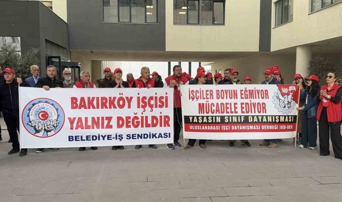 Bakırköy Belediye binası önünde toplanan sendika üyeleri, 38 çalışanın işten