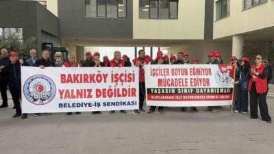 Bakırköy Belediye binası önünde toplanan sendika üyeleri, 38 çalışanın işten
