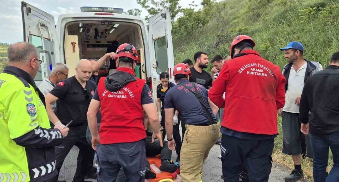 Balıkesir-Bursa karayolunda bir tırın sürücüsünün kontrolünden çıkarak devrildiği bir kaza