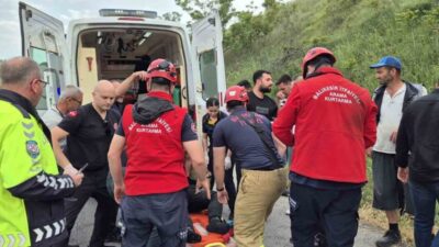 Balıkesir-Bursa karayolunda bir tırın sürücüsünün kontrolünden çıkarak devrildiği bir kaza