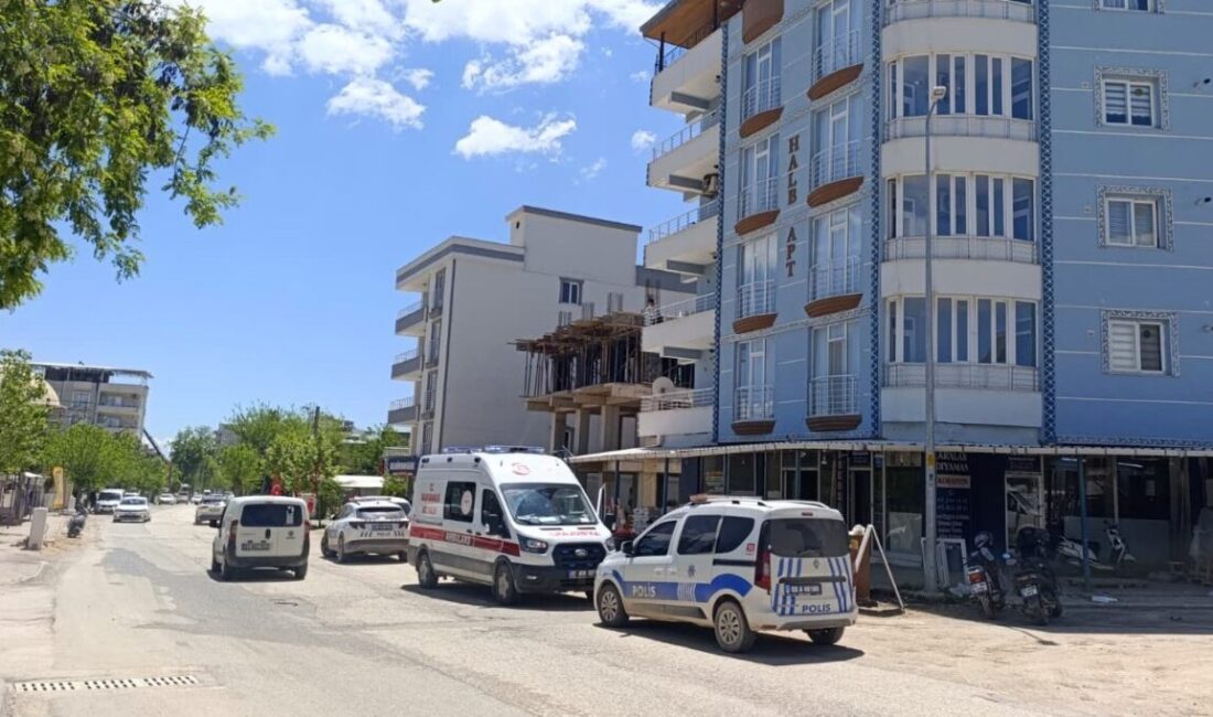 Adıyaman ilinde polis ekipleri, bir kişinin iddia edilen balkona çıkarak