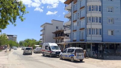 Adıyaman ilinde polis ekipleri, bir kişinin iddia edilen balkona çıkarak