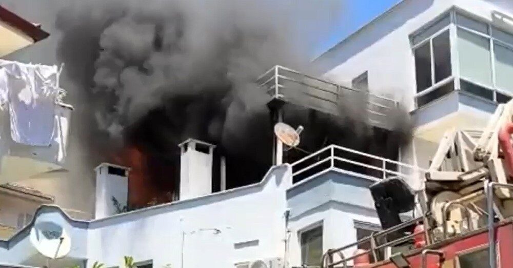 Muğla’nın Marmaris ilçesinde bir apartmanın balkonunda mangal hazırlığı yapılırken tüpün