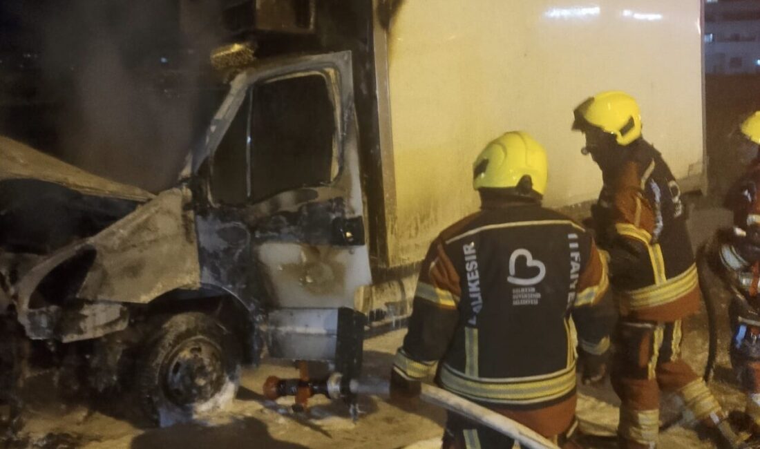 Bandırma ilçesinde bir otomobilde çıkan yangın, hızlı müdahale sayesinde büyümeden