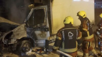 Bandırma ilçesinde bir otomobilde çıkan yangın, hızlı müdahale sayesinde büyümeden
