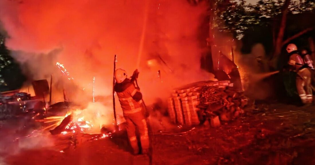 İnegöl, Bursa ilçesinde bir barakada meydana gelen yangın sonucunda baraka