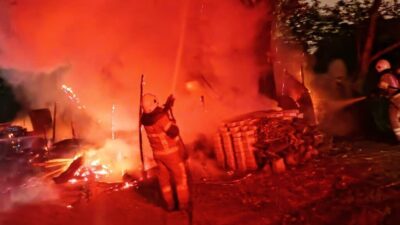 İnegöl, Bursa ilçesinde bir barakada meydana gelen yangın sonucunda baraka