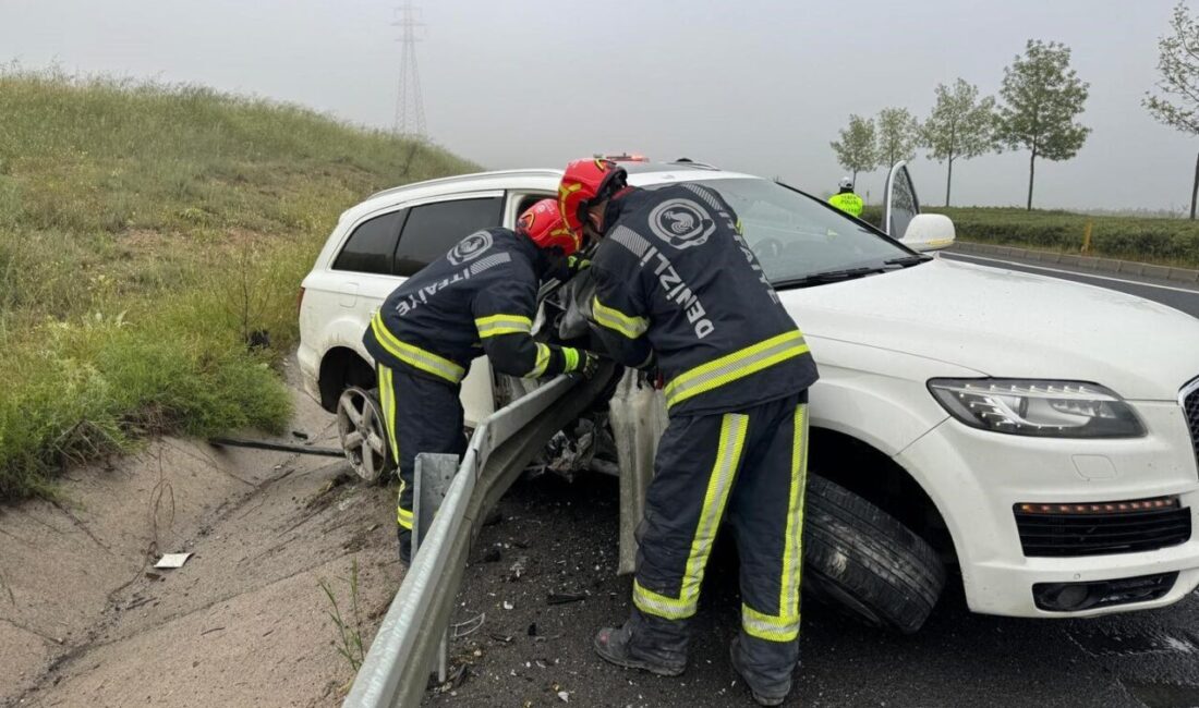 Denizli’nin Bozkurt ilçesinde, lüks bir aracın bariyerlere çarparak durduğu kaza