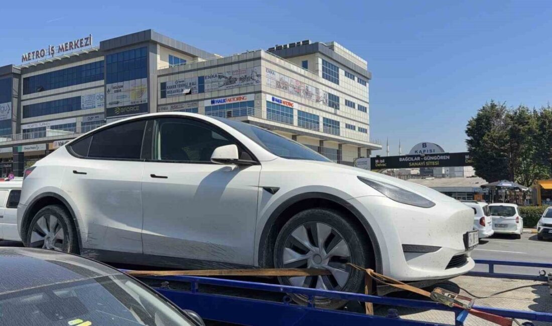 Başakşehir ilçesinde aracını park eden bir kişi, henüz kimliği belirlenemeyen